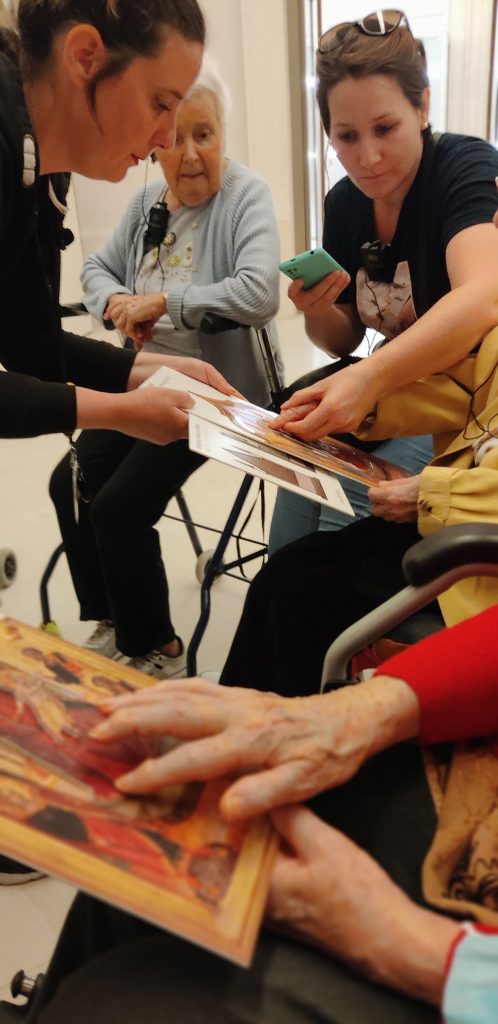 Des femmes touchant un tableau