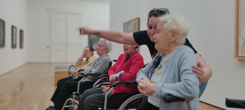 Plusieurs femmes âgées assises
