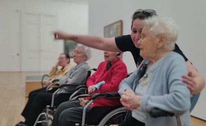 Plusieurs femmes âgées assises